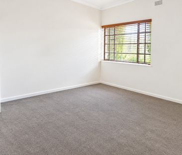 Two-Bedroom Apartment Moments from Albert Park Lake - Photo 3