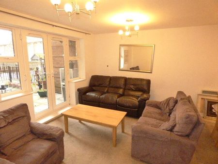 2 bedroom Flat for rent - Photo 3