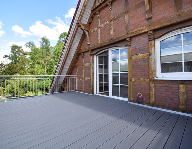 Licht, Luft und Land - Dachgeschosswohnung mit Balkon und Einbauküche in Bösel - Photo 1