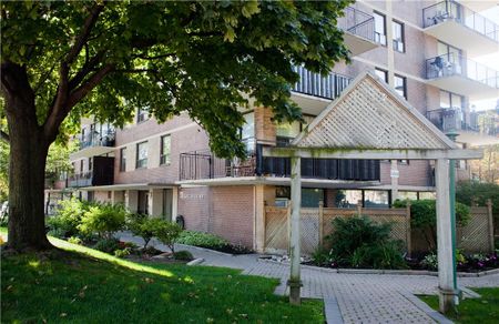 11 Gulliver Road, Toronto, ON M6M 2M3 - Photo 3