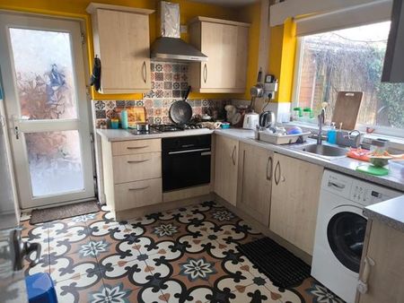 3 bedroom semi-detached house to rent - Photo 2