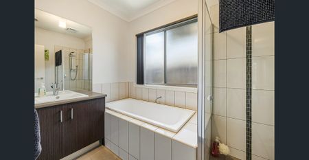 4 BEDROOM FAMILY HOME! - Photo 5