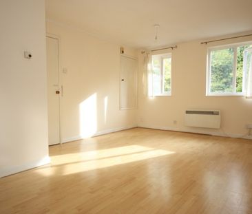 Goldsworth Park, Woking - Photo 5