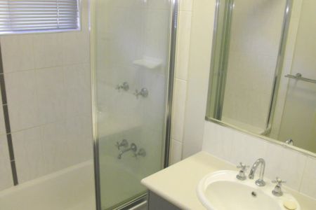 Neat, Bright and Well Presented - Quiet Court - Photo 3