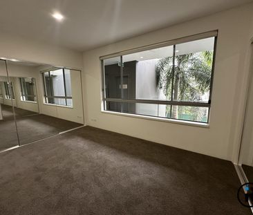 Spacious Apartment in the Heart of Hope Island - Photo 4