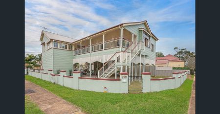 Stunning traditional Queenslander, walk to beach - Photo 3
