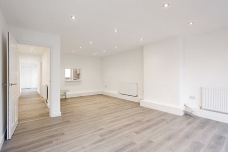 3 bedroom flat to rent - Photo 3