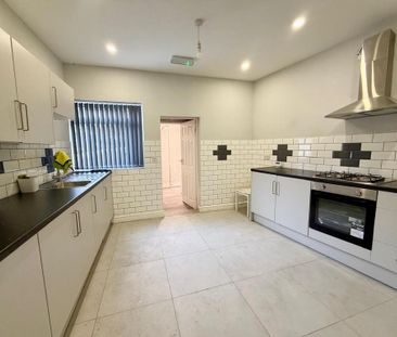 2 bedroom end of terrace house to rent - Photo 3