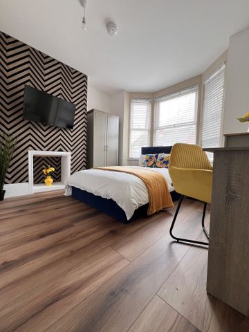 BEDROOM 6 – MEDIUM DOUBLE BEDROOM - Photo 4