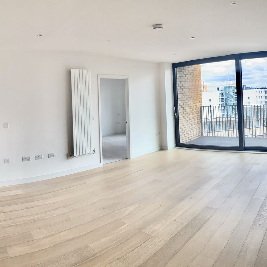 Stunning 2 double bedroom apartment available for rent immediately, London E16 - Photo 1