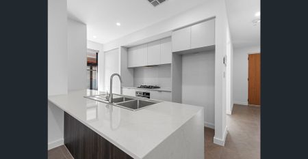 Impressive Near New 3 bedrooms 2 Bathrooms 2 living Area DOUBE GARAGE - Photo 5