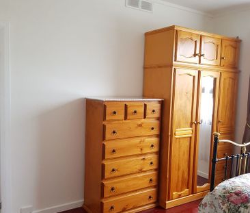 3-bedroom shared house, Windsor Grove - Photo 1