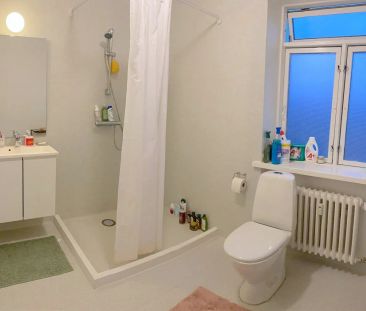 Rummelig 3-værelses lejlighed i Vejgaard med altan - Foto 5