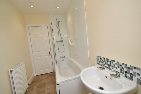 3 bedroom detached house to rent - Photo 5