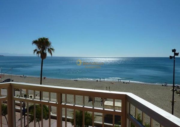 For rent from 01/12/2024 - 31/5/2025 Magnificent apartment on the 1st line of the beach in Fuengirola.