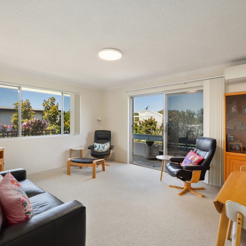 Sun-Filled Top Floor Apartment with North-East Aspect - Photo 1