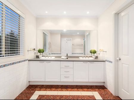 6 months lease only | Luxury Family Living in Court Location - Photo 3