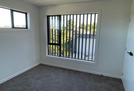 Near NEW Stylish townhouse in St Heliers - Photo 2