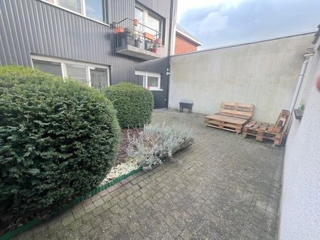 LICHT RUIM GEZELLIG APPARTEMENT MET 1 ZEER GROTE SLAAPKAMER EN AUTOSTAANPLAATS - Photo 4