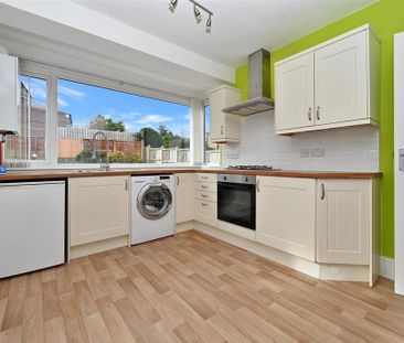 2 bedroom semi-detached bungalow to rent - Photo 3