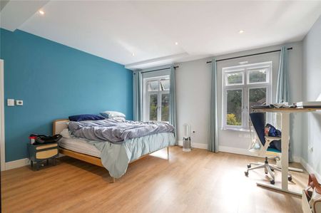 Arranged over 3 floors, this amazing 4 bedroom end-of-terrace house boasts lovely reception, bright and spacious kitchen with dining room, large private garden and 4 sizable double bedrooms. - Photo 4