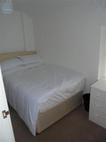 1 bedroom Flat To Let - Photo 2