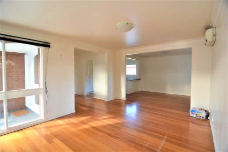 “Family Home in Prime Location!” - Photo 4