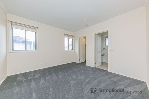 Luxury Townhouse in Prime Location! - Photo 1