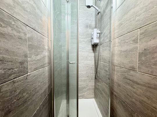 1 Bedroom Bedsit, Upper Tooting Road, London - Photo 1