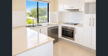 MODERN TOP-FLOOR LIVING | BOUTIQUE COMPLEX | MOMENTS FROM THE BROADWATER - Photo 5