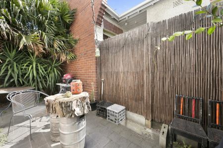 Stylish Living with Private Courtyard in Prime Richmond Location - Photo 5