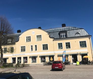 Stor, fin sekelskiftestrea med högt i tak två trappor upp - Foto 6