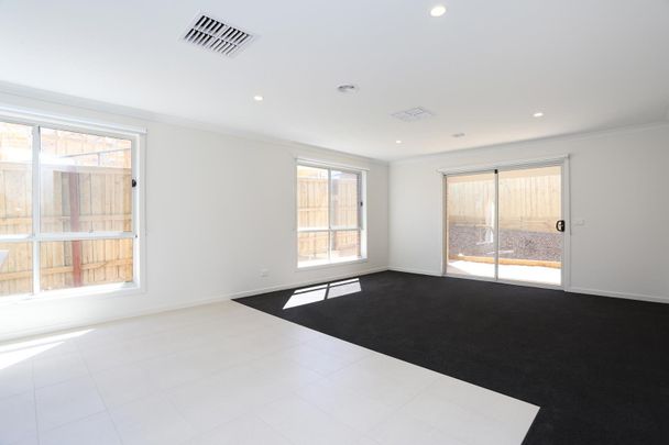 10 Thaine Way, Doreen VIC 3754 - Photo 1