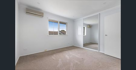 Moments from Figtree Park and a stroll to the village shops and transport - Photo 3