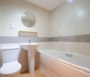 2 bedroom Terraced House To Let - Photo 6
