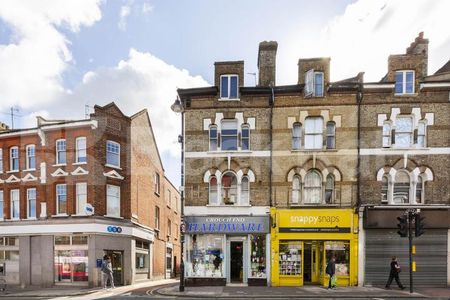 large split level 2 bedroom property with terrace in the heart of Crouch End - Photo 2