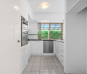 CONVENIENT LOCATION - EASY CARE FAMILY RESIDENCE - Photo 3