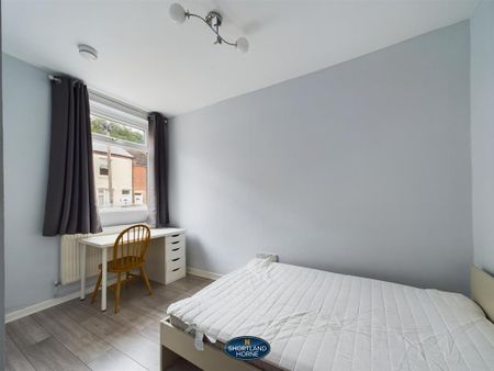 4 bedroom end of terrace house to rent - Photo 2