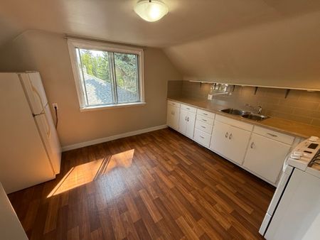 🌟 Cozy 600 sq ft Upper Floor Mezzanine Suite Near NAIT - Photo 5