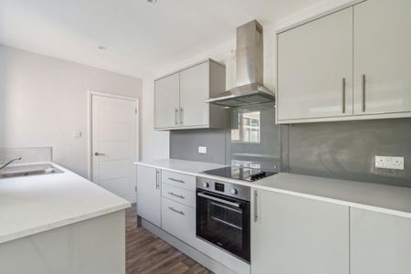 4 bedroom semi-detached house to rent - Photo 4