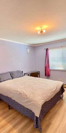 Master bedroom with ensuite and skylight - Photo 1