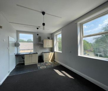 st Floor Flat, 52 Westgate , Cleckheaton - Photo 4