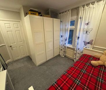 Kenilworth Avenue Romford, RM3 - Photo 4