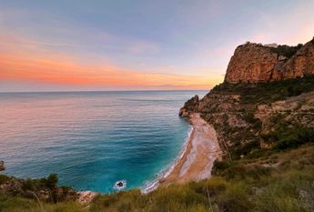 Spacious villa for rent for a long term with sea views and close to Lady Elizabeth school.