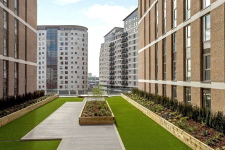 BLEND OF COMFORT AND CONVENIENCE | PARKING AVAILABLE | PRIME LOCATION | 24-HOUR CONCIERGE | RESIDENTS GYM | COMMUNAL GARDENS | AVAILABLE DEC 13TH! - Photo 3