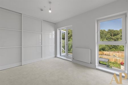 Lanesbourough street, Green park Village, reading - Photo 4