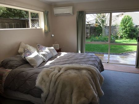 Beautiful 4 bed rooms Family home in Orewa - Photo 4