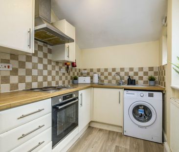 4 bed Mid Terraced House for Rent - Photo 1