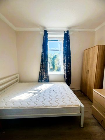 £1,500 PCM All bills Included First Floor Flat in Comet Steet, Adamsdown, Cardiff, CF24 0JB - Photo 2