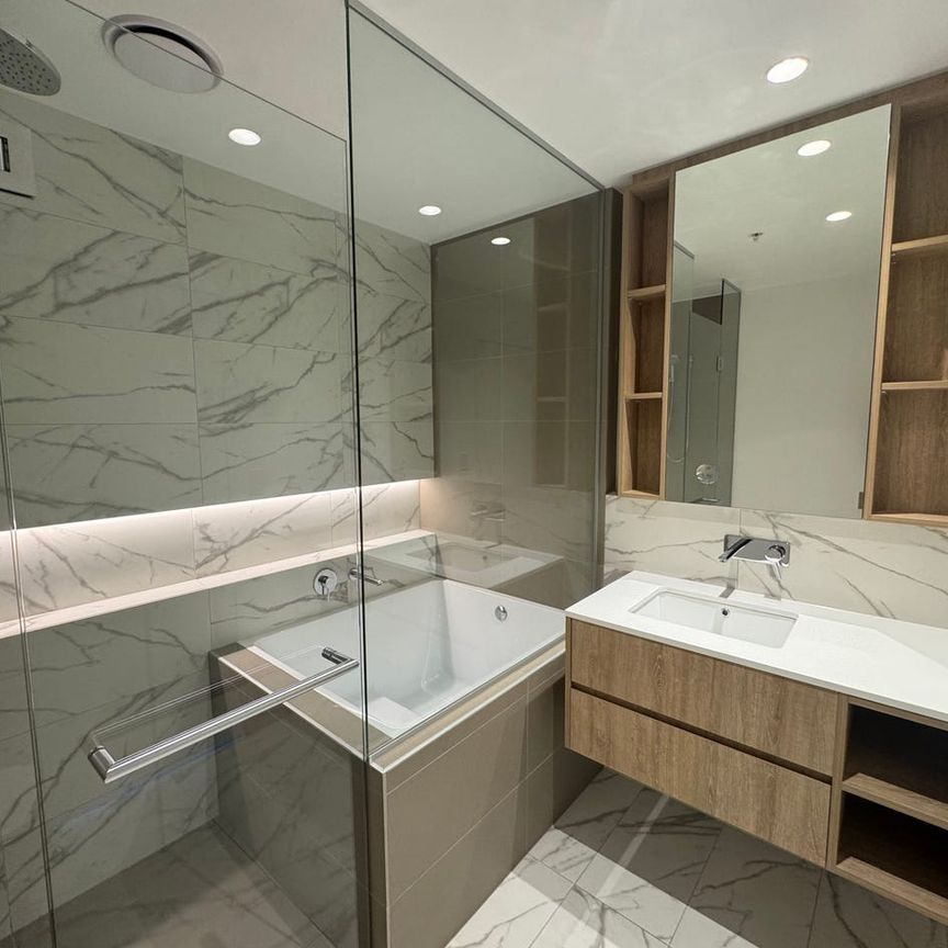 West Side Place Luxurious 2 bedrooms 2 bathrooms apartment - Photo 1